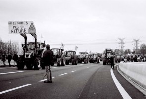 Convoy of 400 tractors on recent demo in support of the ZAD. Sign says 'vegetables not tarmac'